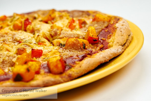 Winter Pizza - Kürbis mit veganen Cheddar Klümpchen